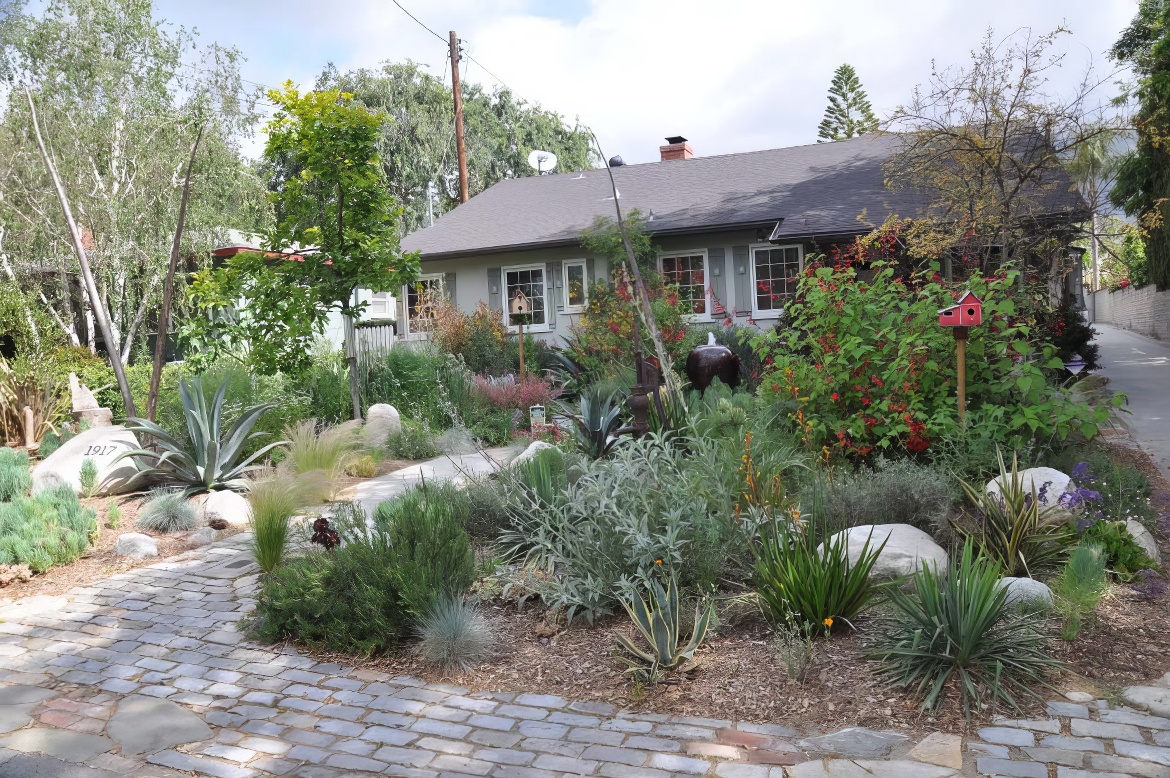 Creative Bungalow Garden